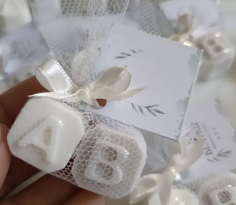 Bougie en forme de lettres et chiffres